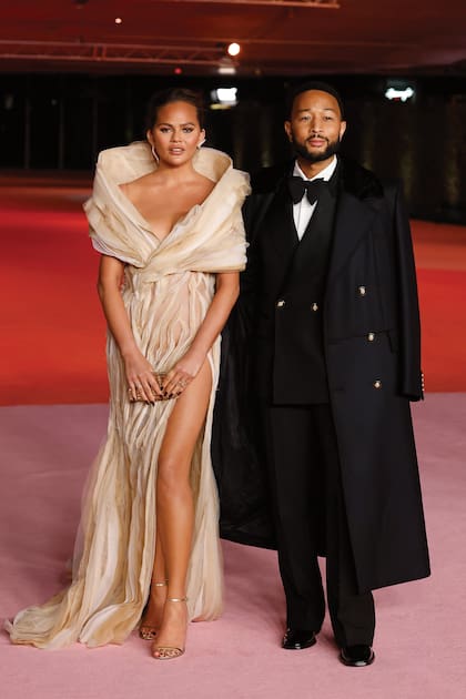 Chrissy Teigen (espectacular con un sensual diseño de Tony Ward) llegó de la mano de su pareja, el cantante John Legend.