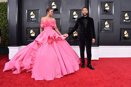 Chrissy Teigen y John Legend llegan a la 64ta entrega anual de los premios Grammy, el domingo 3 de abril de 2022 en Las Vegas. (Foto por Jordan Strauss/Invision/AP)