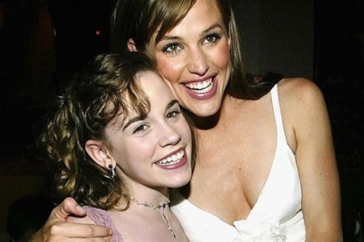 Christa B. Allen en el estreno del popular film, abrazada por Jennifer Garner