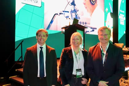 Christian Asinelli, vicepresidente corporativo de Programación Estratégica de CAF junto a Irene Wasilevsky, economista agrícola senior del Banco Mundial, y Manuel Otero, exdirector general del Instituto Interamericano de Cooperación para la Agricultura y moderador del panel