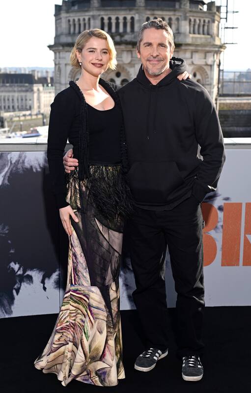 Christian Bale con Jessie Buckley en Londres, en la presentación de ¡La novia!