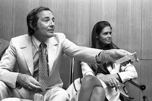 Christian Barnard junto con su esposa, en una conferencia sobre trasplante de corazón, en 1972