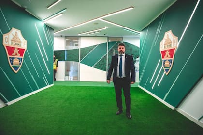 Christian Bragarnik, propietario de Elche, es representante de futbolistas y directores técnicos; después del ascenso a la liga española, contrata a Redondo.