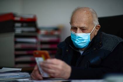 Christian Chenay, de 98 años, con barbijo en su consultorio en Chevilly-Larue, cerca de París
