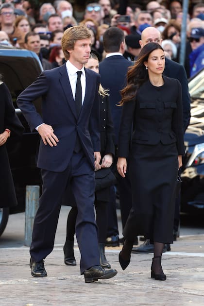 Christian de Hannover y su mujer, Sassa de Osma (con un diseño de dos piezas de Dior y cartera lady Dior), interrumpieron sus vacaciones en el Caribe para despedir al monarca.