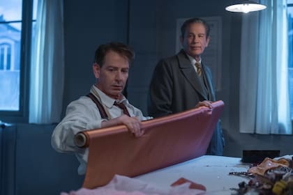 Christian Dior (Ben Mendelsohn) y Lucien Lelong (John Malkovich) en el atelier