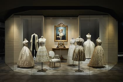 Christian Dior se propuso recuperar la elegancia de la Belle Époque.
