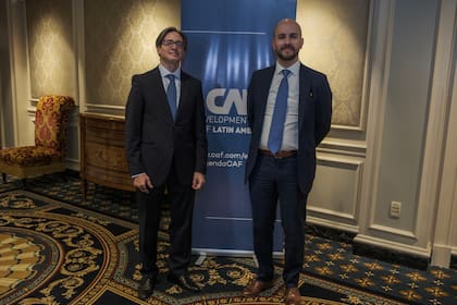 Christian G. Asinelli, vicepresidente de la CAF, y Juan González, asesor de Biden.