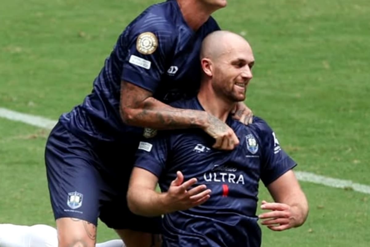 Christian Gray, del Auckland City, celebra tras anotar el primer gol de su equipo con sus compañeros durante el partido del Grupo C del Mundial de Clubes entre el Auckland City y Boca Juniors en Nashville, Tennessee