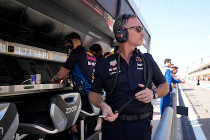 Christian Horner fue muy crítico con el desempeño de Checo Pérez. (AP Foto/Darko Bandic)
