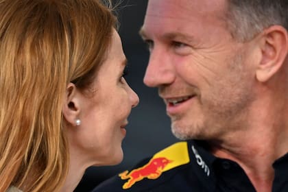 Christian Horner, jefe de Red Bull, y su esposa, la cantante Geri Halliwell, sonríen en Bahrein, pese al escándalo que involucra al manager de la escudería