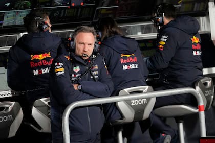 Christian Horner, pensativo: el ingeniero británico pasó de un despido de efecto inmediato, a un par de intentos sin fuerza por regresar a la Fórmula 1