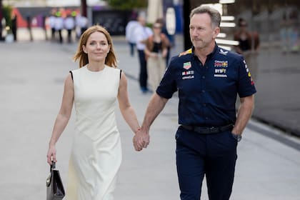 Christian Horner y Geri Halliwell durante el Gran Premio de Bahrein; los medios británicos explican que la presión de la pareja del jefe de equipo de Red Bull habría acelerado la suspensión de la empleada que acusó a su marido