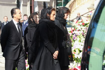 Christian junto a sus primas, la princesa Estefanía de Mónaco, Carolina de Hannover y su sobrina Melanie-Antoinette en el funeral de su hermana, Elisabeth-Ann de Massy en la Catedral Notre-Dame de Monaco. "En 2020 Albert llamó y dijo 'Tu hermana murió, vuelve. Porque si no vuelves, qué dirá la gente, que no la querías'. Estaba en Colombia con las fronteras cerradas. 'Si quieres que regrese, solo hay una forma'. Así fue como él mandó su jet privado, volé a Mónaco y estuve en el funeral".