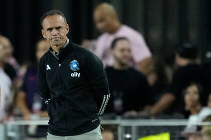 Christian Lattanzio, entrenador de Charlotte FC de la MLS, observa durante el primer tiempo del partido de fútbol de la MLS en contra del Inter Miami, el miércoles 18 de octubre de 2023, en Fort Lauderdale, Florida. (AP Foto/Rebecca Blackwell)
