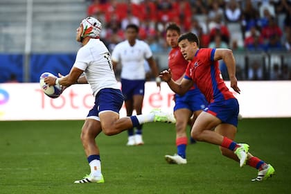 Christian Leali'ifano, el estratego de Samoa, escapa de Rodrigo Fernández en el estreno en el Mundial de Francia, en el que el seleccionado isleño se impuso a Chile por 43 a 10 en Burdeos.