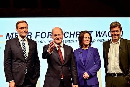 Christian Lindner, Olaf Scholz y Annalena Baerbock y Robert Habeck, al presentar el nuevo gobierno de Alemania