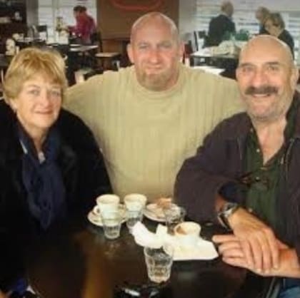Christian Martin con sus padres. "Ambos murieron en manos del tenebroso PAMI, al que no voy a perdonar nunca", asegura.