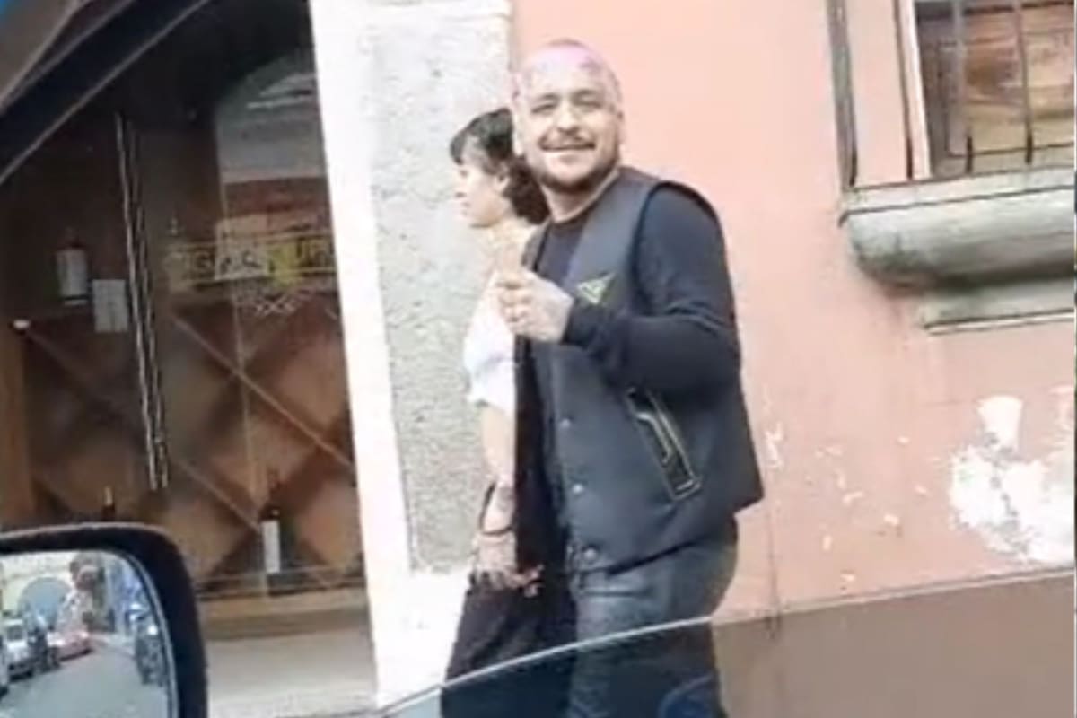 Christian Nodal fue filmado mientras paseaba junto a Cazzu