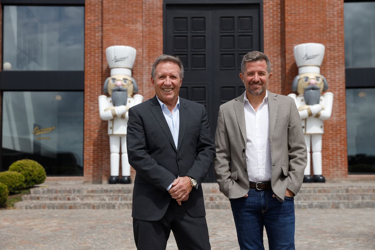 Christian Otero junto a su padre Daniel Otero, fundadores de la heladeria Lucciano's