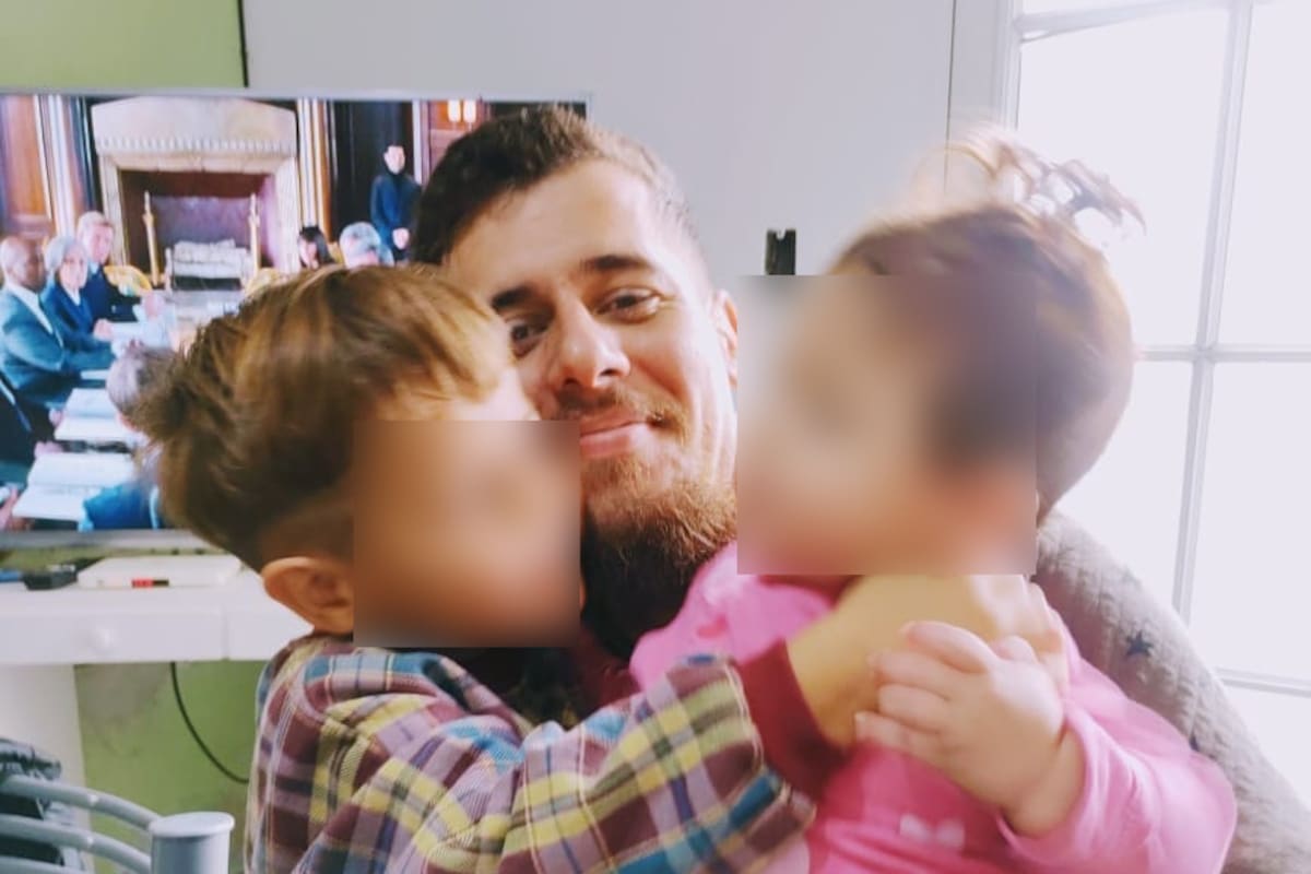 Christian, padre de Lucio, junto a sus hijos en brazos