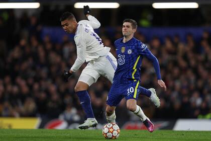 Christian Pulisic, de Chelsea, es marcado por Casemiro
