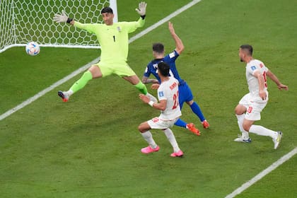 Christian Pulisic impactó la pelota al anotar el gol entre dos rivales y se estrelló ante el arquero iraní.