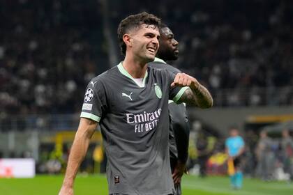 Christian Pulisic tras anotar el primer gol del AC Milan en la victoria 3-1 ante Brujas en la Liga de Campeones, el martes 22 de octubre de 2024, en Milán. (AP Foto/Antonio Calani)