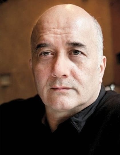 Christian Salmon nació en 1951 en Marsella. Es doctor en Historia de las ideologías y crítico literario. Storytelling es su libro más difundido. En La ceremonia caníbal continuó esa línea de trabajo. Es autor también de La estrategia de Sherezade y Kate Moss Machine.