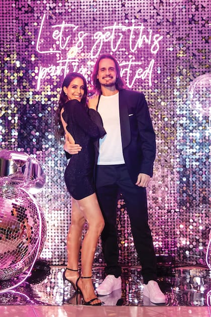 Christian Sancho con su mujer, Celeste Muriega, en total black.