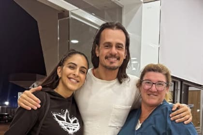Christian Sancho junto a su pareja, Celeste Muriega, y una médica de la UPD de Belén de Escobar, tras recibir el alta (Fuente: Instagram @crissanchook)