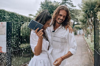 Christian Sancho y Celeste Muriega, libreta de familia en mano