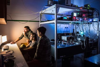 Christian Schmiegelow, Martín Drechsler y Nicolás Nuñez Barreto, de la UBA, atrapando átomos individuales en el nuevo Laboratorio de Iones y Átomos Fríos de la UBA