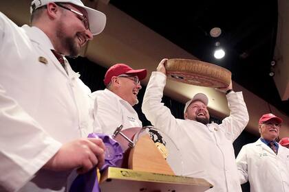 Christian Schmutz, de la Asociación Suiza de Queseros, levanta una rueda de 77 libras del ganador del premio Best of Show en el Concurso Mundial de Queso en Monona Terrace en Madison, Winsconsin, el 5 de marzo de 2020. El queso, Gourmino Le Gruyere, está hecho por Michael Spycher de Mountain Dairy F
