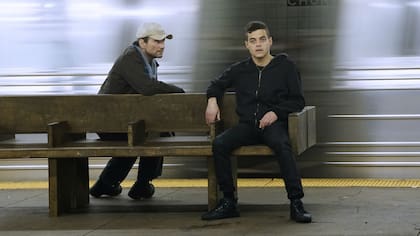 Christian Slater en plena tarea de captación del personaje que interpreta Rami Malek.