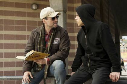 Christian Slater y Rami Malek en Mr. Robot
