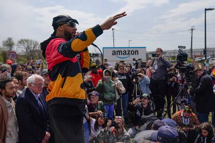 Christian Smalls, presidente de Amazon Labor Union, el nuevo sindicato de empleados de Amazon, habla en un mitin frente a una instalación de Amazon en Staten Island en Nueva York, el domingo 24 de abril de 2022. (Foto AP/Seth Wenig)