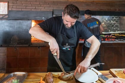Christian suele estar en el asador, atento a la salida de los cortes.