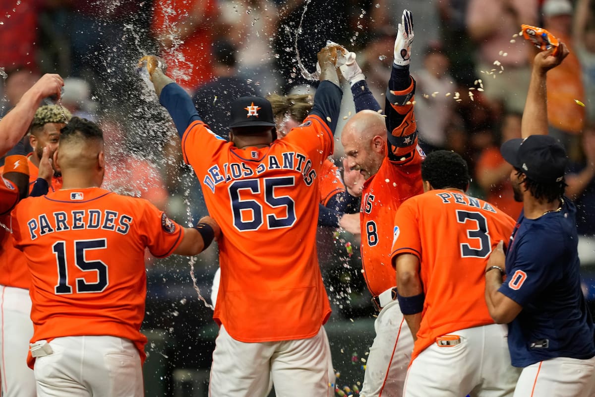 Christian Walker (8), de los Astros de Houston, celebra con sus compañeros tras conectar el cuadrang