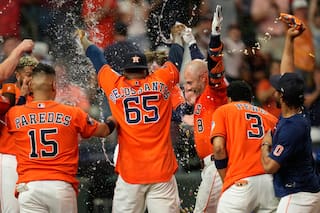 Christian Walker pega jonrón de 3 carreras en la 10ma y Astros vencen 10-7 a Marineros
