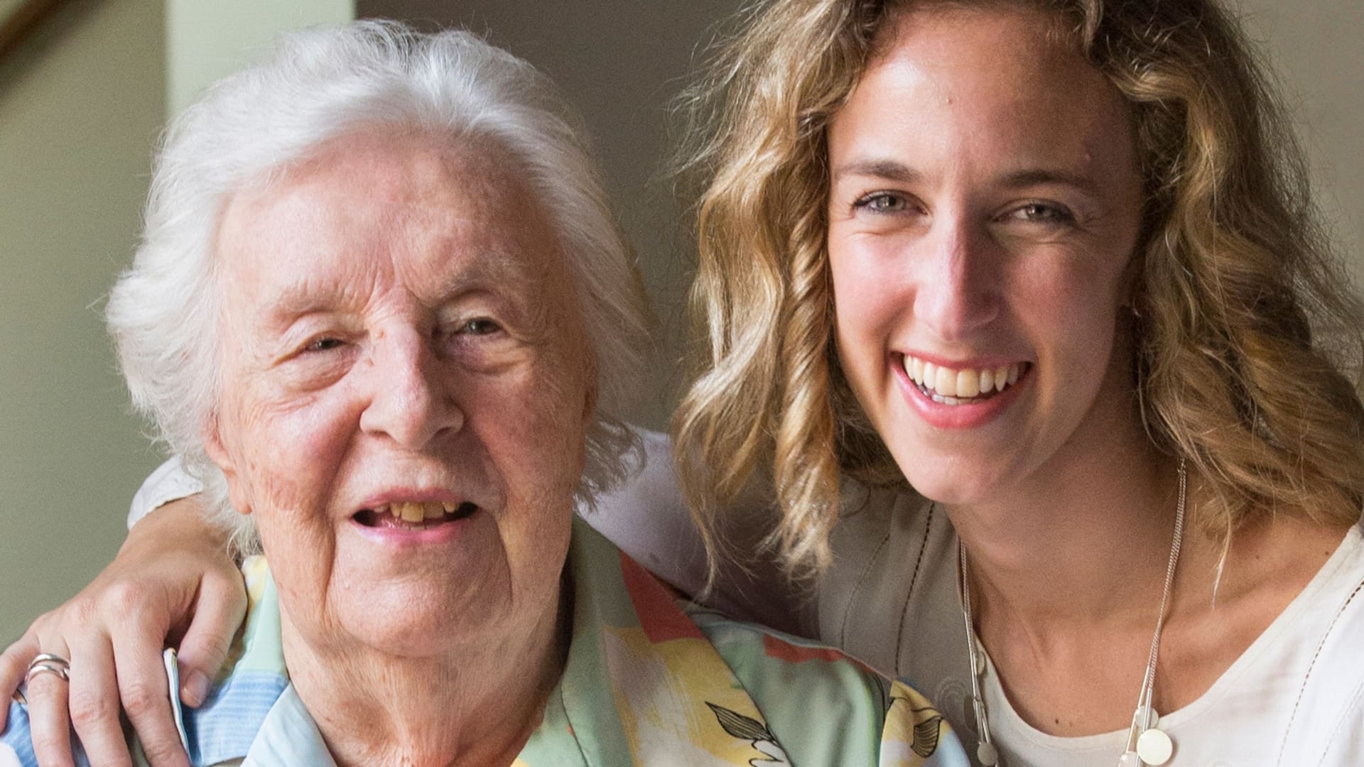 Christiane Dosne de Pasqualini fue la primera mujer que ingresó en la Academia Nacional de Medicina. Su nieta Belén escribió y protagoniza Christiane, un musical sobre su abuela que ya ganó varios premios. Las dos unen para dejar claro que la búsqueda de la felicidad no tiene tiempo ni edad