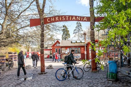 Christiania, el famoso barrio hippie a las afueras de Copenhague que se vio sobrepasado por el delito y sus vecinos accionaron para cerrar una de sus calles