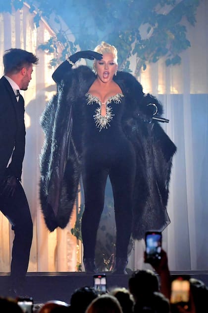 Christina Aguilera en pleno show, deslumbrante con un barroco y escotado diseño.