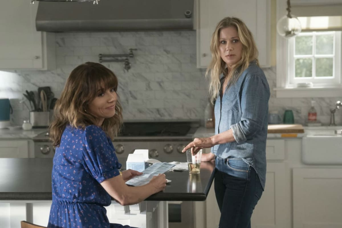 Christina Applegate y Linda Cardellini brillan en esta serie de Netflix que ya ha sido comparada con Big Little Lies
