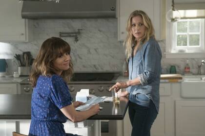 Christina Applegate y Linda Cardellini brillan en esta serie de Netflix que ya ha sido comparada con Big Little Lies