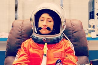 Christina Koch, astronauta de Artemis II: “No hay nada que te prepare para la impresionante sensación de ver tu planeta iluminado como si fuera de día”