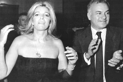 Christina y Jorge Tchomlekdjoglou –hermano de Marina Dodero y quien iba a ser su quinto marido– en una fiesta en la Embajada de Uruguay en Buenos Aires, en 1988, días antes de su muerte.