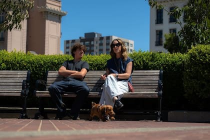 Christine Lacourte y su hijo Marco con su perro, Woody, en San Francisco el 29 de julio de 2026. A Lacourte le ha costado dormir y encontrar paz desde la muerte de su hijo Dante. El nuevo cachorro les ha servido de distracción tanto a ella como a Marco, el hermano gemelo de Dante.