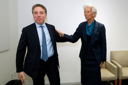 Christine Largarde saluda a Nicolás Dujovne en la sede del FMI en Washington el 04/09/18