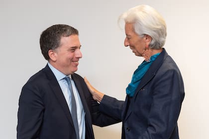 Christine Largarde saluda a Nicolás Dujovne en la sede del FMI en Washington el 04/09/18